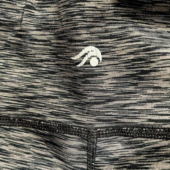 Ideology cropped leggings in Size Medium - Picture 7 of 7